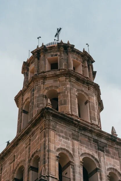 Estructura arquitectónica de la torre o campanario de estilo colonial. Este tipo de arquitectura es común ¿Qué hacer en Querétaro?