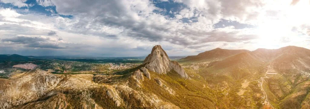 drone monolito-Peña de Bernal-santiago. - querétaro-méxico- suntuo guia del lujo