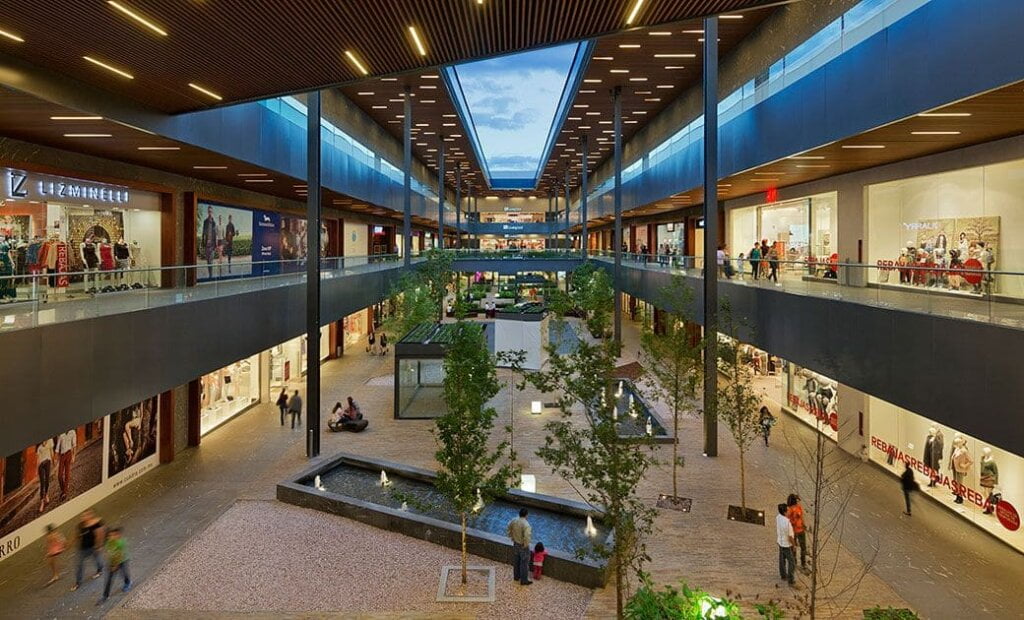 plaza queretaro plaza queretaro por dentro vista panoramica de tiendas en Centros Comerciales en Querétaro