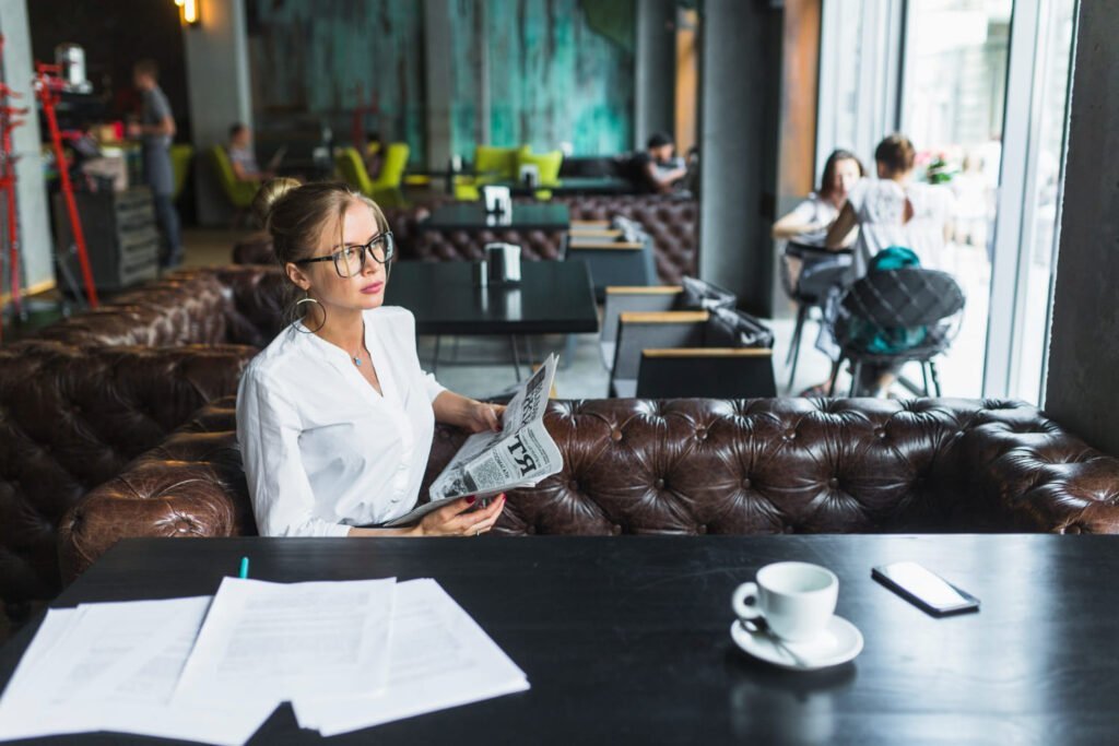 mujer sentada en sala sobre sillon de cuero cafe en Coworking Querétaro