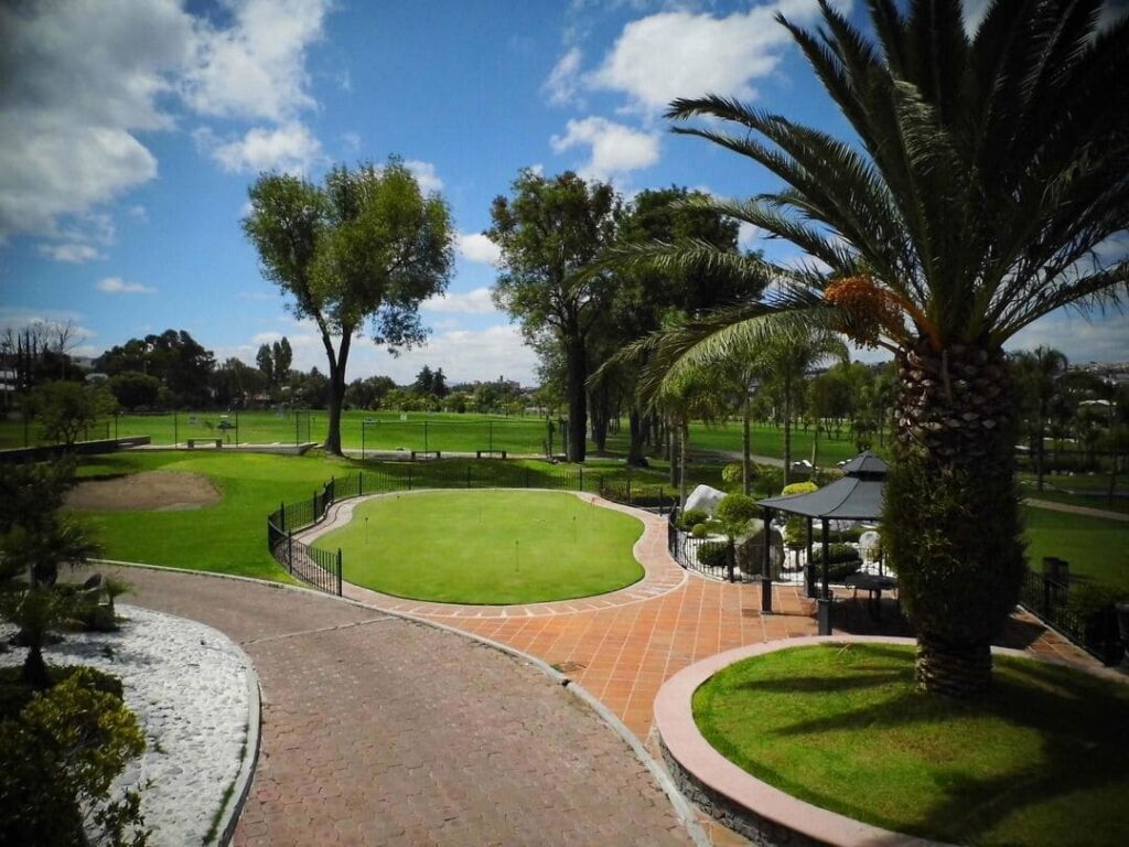 Descubre el encanto del Club de Golf Juriquilla, una joya del golf en Querétaro La majestuosa casa club del Club de Golf Juriquilla, ubicada en medio de paisajes pintorescos.