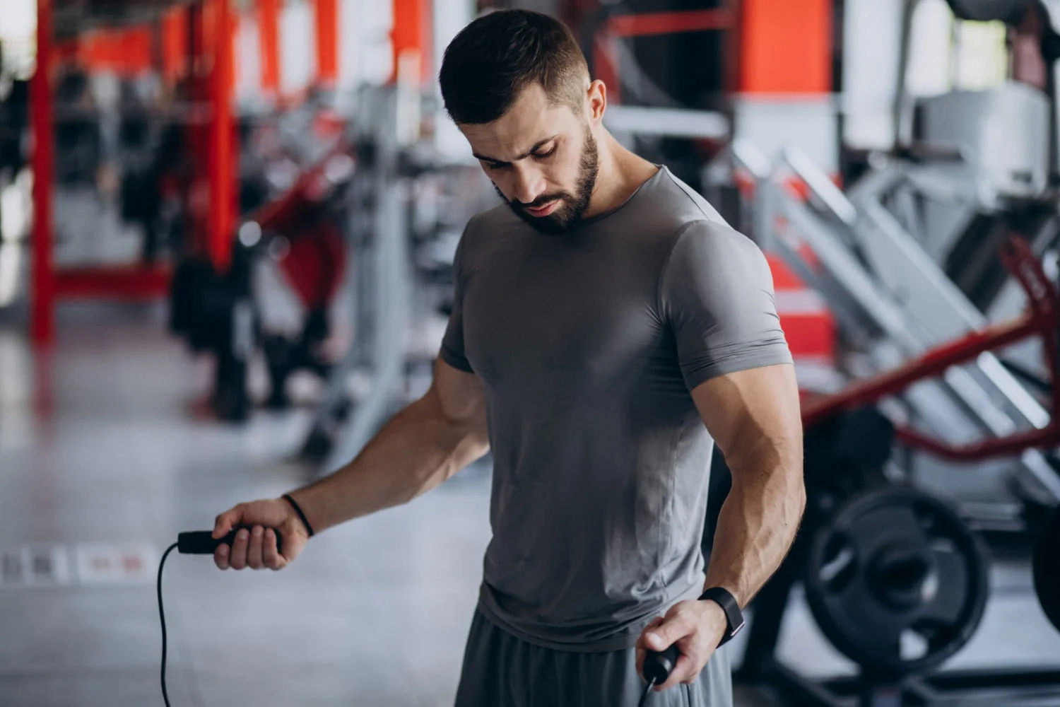 Hombre realizando ejercicio con cuerda para saltar en un gimnasio de fitness en Querétaro