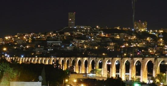 Impresionante-Vista-Nocturna-del-Acueducto-de-Queretaro