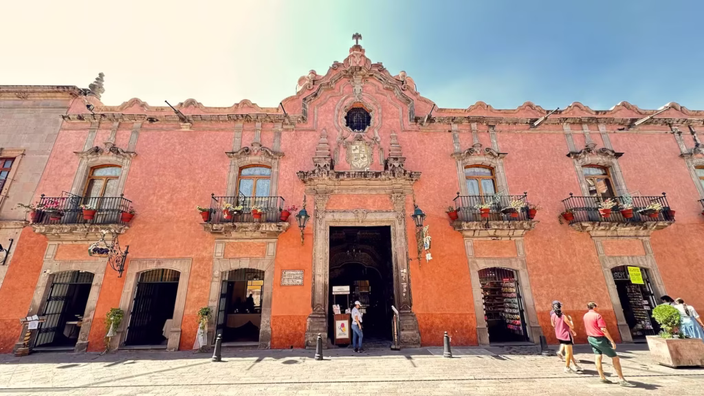 Fachada barroca de la Casa de la Marquesa en el centro de Querétaro, México.