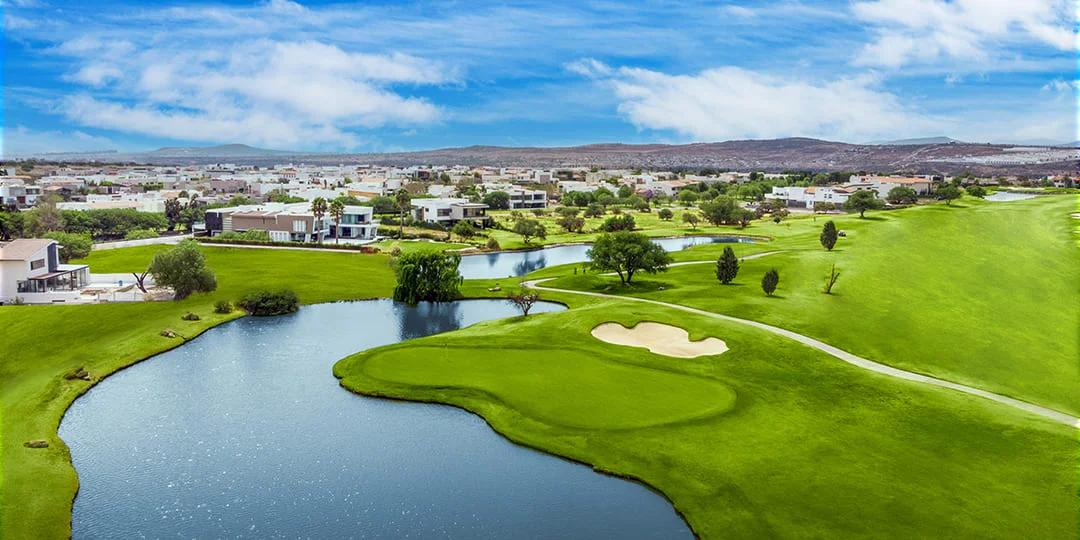Vista aérea de un campo de golf con lagos y zona residencial en Querétaro.