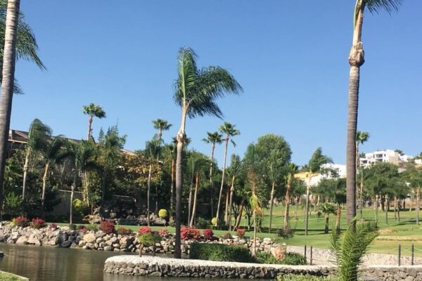 Una vista panorámica del campo de golf prístino del Club de Golf Juriquilla en Querétaro.