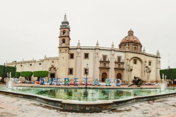 Catedral de Querétaro con fuentes de agua en primer plano