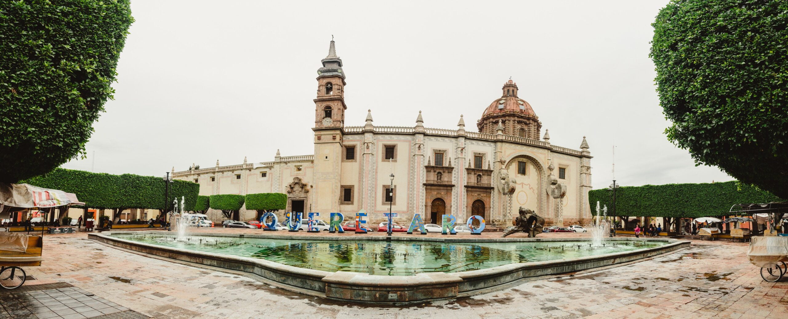 Vista escénica al atardecer desde el centro histórico de Querétaro