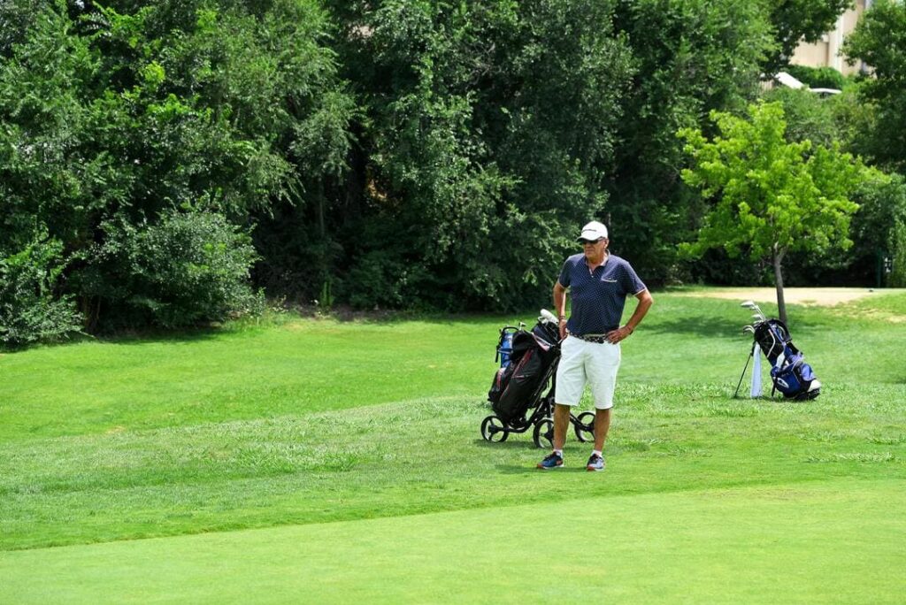 Relájate en la tranquilidad del Club de Golf Juriquilla, un refugio de golf sereno El logotipo icónico del Club de Golf Juriquilla, que representa la excelencia y la tradición del golf.