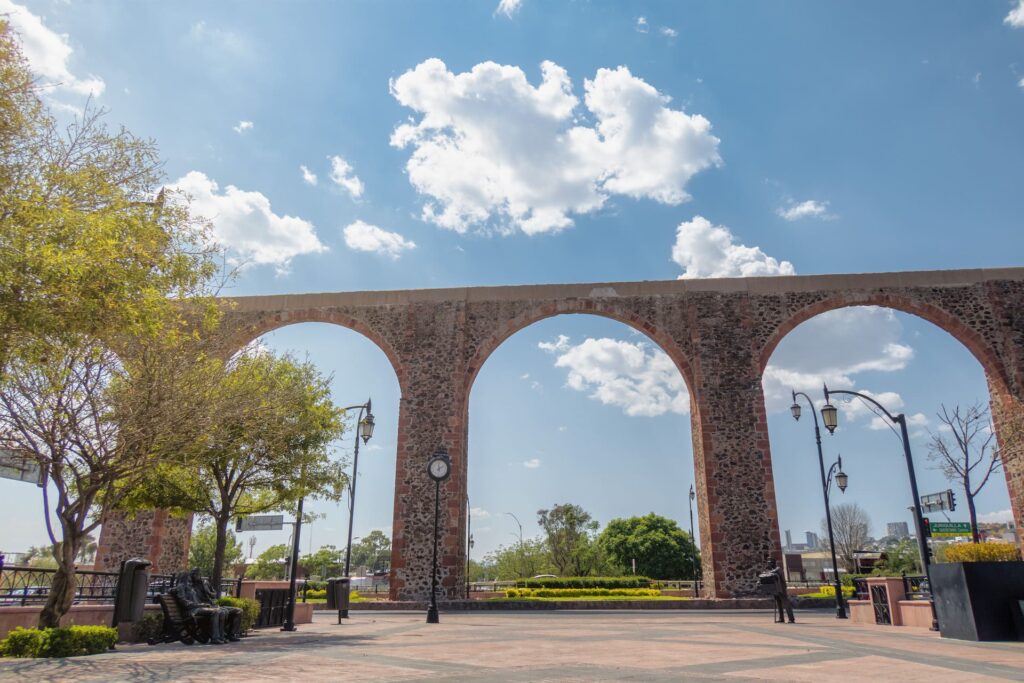 vista frontal de los eternos maravillosos arcos-del-acueducto de Querétaro