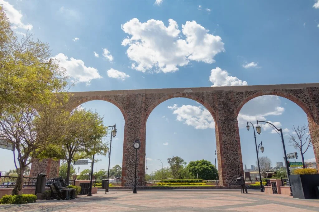 vista frontal de los eternos maravillosos arcos-del-acueducto de Querétaro