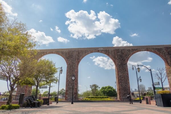 vista frontal de los eternos maravillosos arcos-del-acueducto de Querétaro