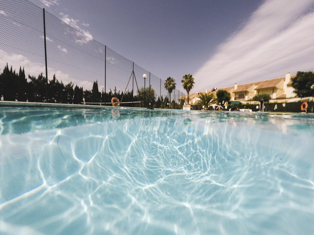 Imagen de un atardecer sobre un balneario en Querétaro.