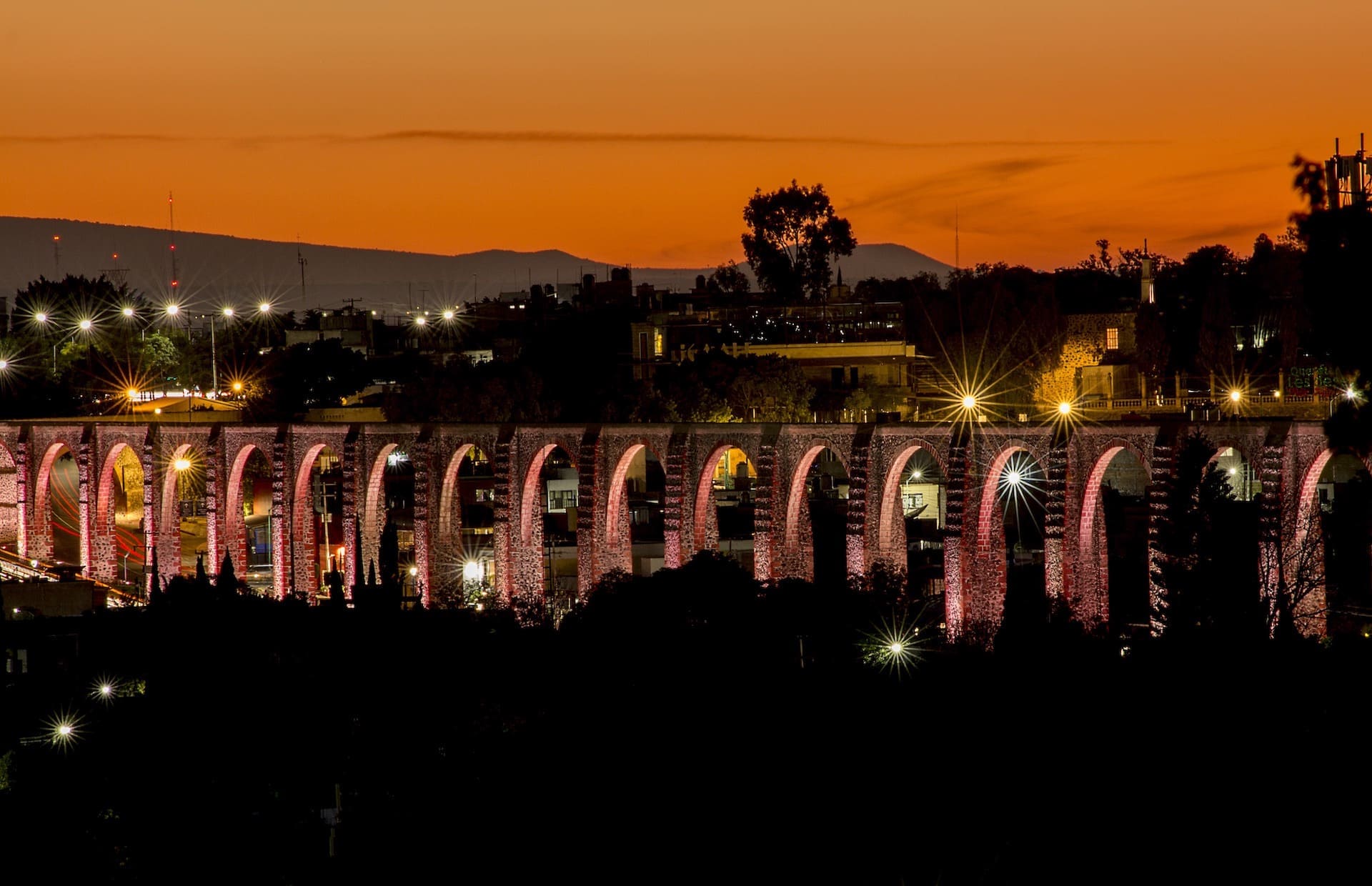 vista nocturna de los eternos seductores arcos-del-acueducto de Querétaro