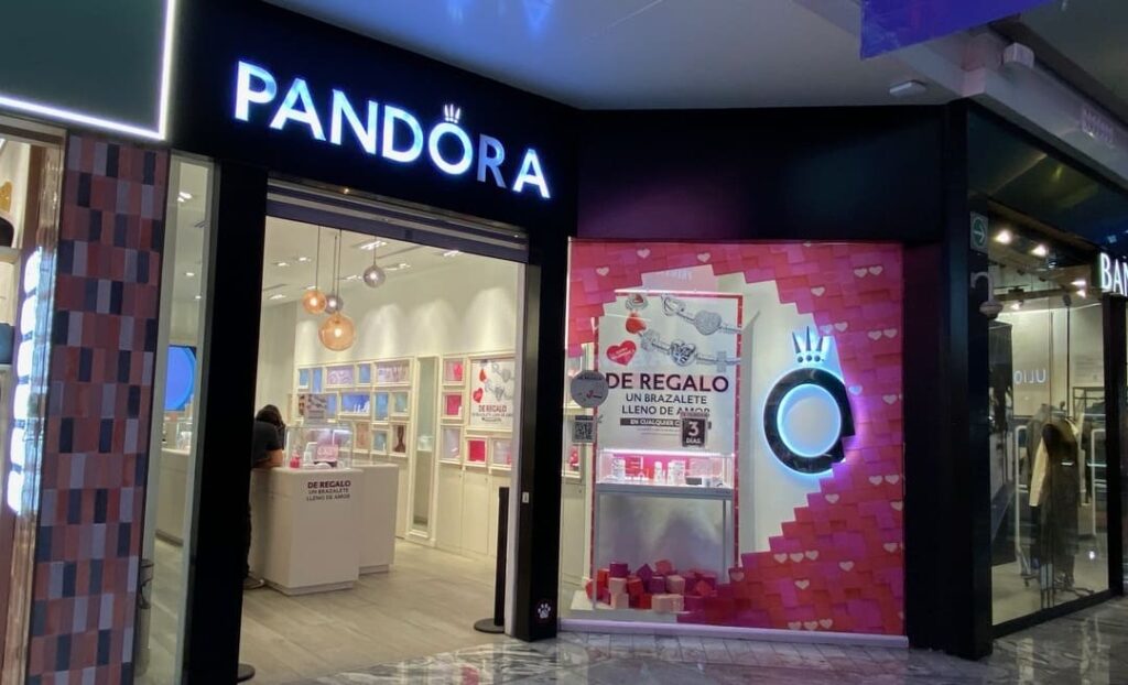 Fachada Iluminada de Tienda Pandora en Centro Comercial Fachada de tienda Pandora iluminada en un centro comercial