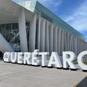 Letrero de Querétaro frente al Centro de Congresos de Querétaro.