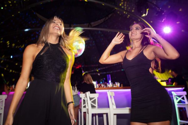 Baile y energía en los antros de Querétaro Antros Querétaro, baile y alegría en un club nocturno de Querétaro.