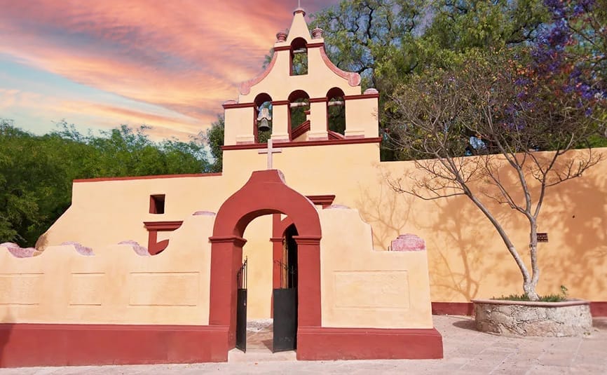 Explora la Peña de Bernal, uno de los monolitos más grandes del mundo. Conoce su historia, disfruta del senderismo, la gastronomía local y las tradiciones de este Pueblo Mágico en Querétaro.