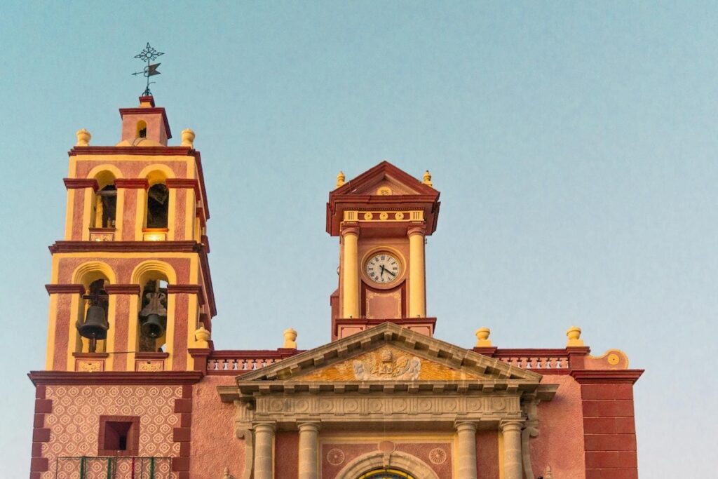 Parroquia de fachada de Santa María de la Asunción tequis Vista de la fachada de la Parroquia de Santa María de la Asunción en Tequisquiapan, Querétaro, destacando su arquitectura neoclásica con detalles ornamentales.