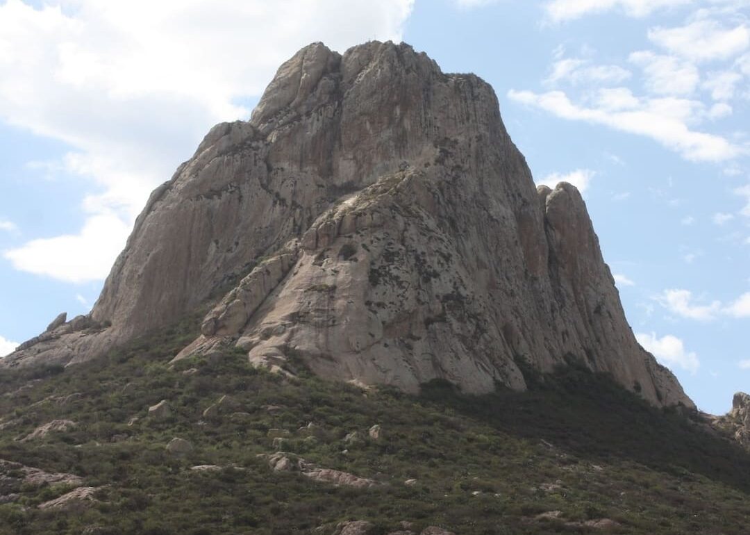 La Peña de Bernal en Querétaro, es el tercer monolito más grande del mundo.
