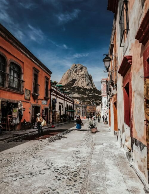 Calle principal de Bernal con la Peña de Bernal en el horizonte.