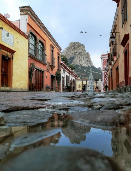 Calle principal de Bernal vista desde el suelo con la Peña de Bernal al fondo.