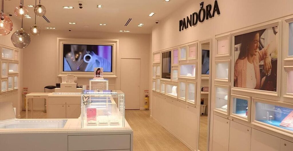 Interior de Tienda Pandora con Exhibiciones de Joyería Interior de una tienda Pandora mostrando vitrinas y exhibiciones de joyas