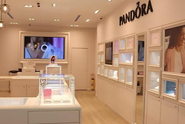 Interior de una tienda Pandora mostrando vitrinas y exhibiciones de joyas
