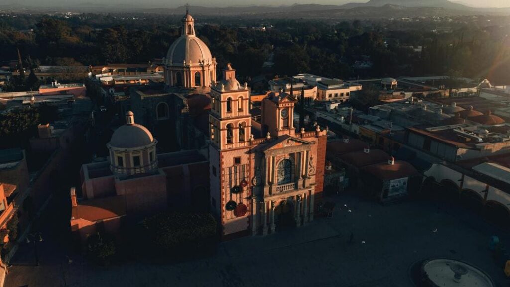 Vista Aérea de la Iglesia Colonial en Tequisquiapan Vista aérea de la iglesia colonial en Tequisquiapan al atardecer