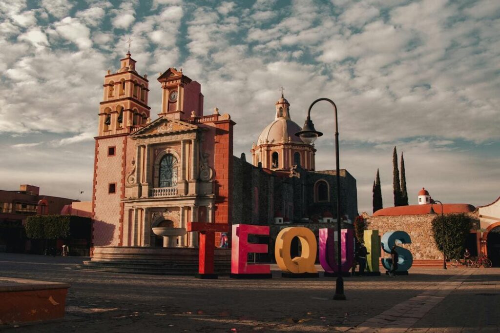 Iglesia y Letras de Tequis en Tequisquiapan Iglesia colonial y letras de Tequis en Tequisquiapan en plaza Miguel hidalgo