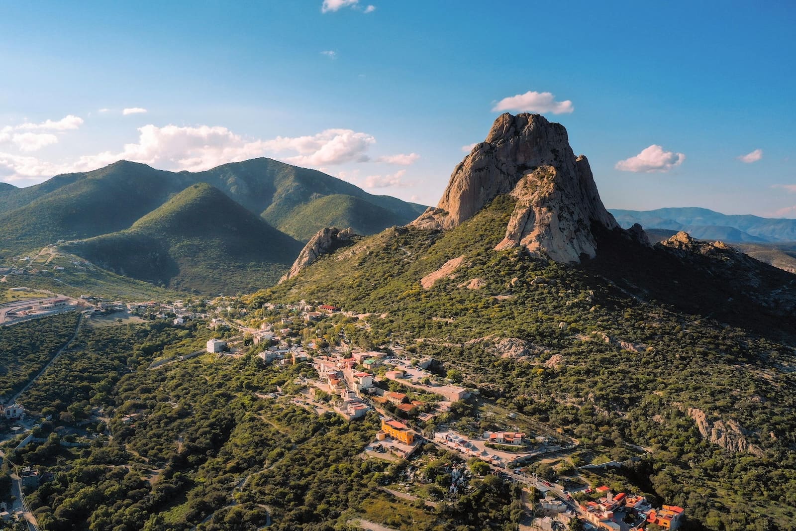 Vista aérea de la Peña de Bernal en Querétaro.