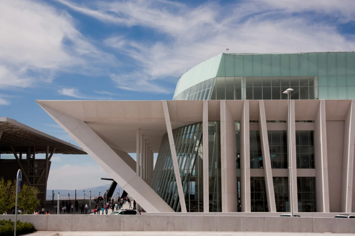 Entrada principal del Centro de Congresos de Querétaro con visitantes.