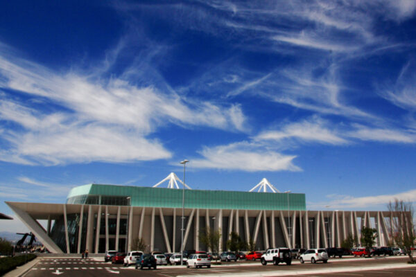 Fachada del Centro de Congresos de Querétaro. Fachada del Querétaro Centro de Congresos bajo un cielo azul.
