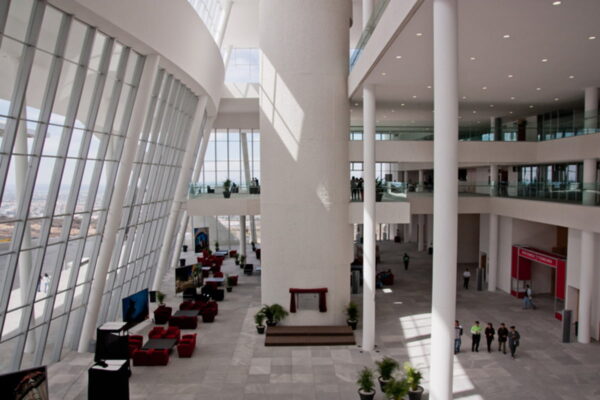 Fachada del Centro de Congresos de Querétaro. Fachada del Centro de Congresos de Querétaro bajo un cielo azul.