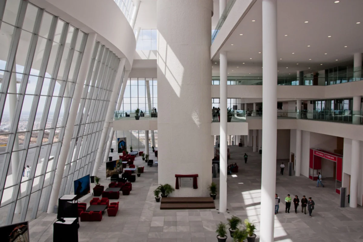 Fachada del Centro de Congresos de Querétaro bajo un cielo azul.
