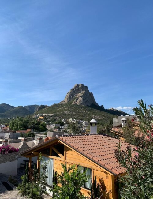 Vista lejana de la Peña de Bernal en Querétaro, México.