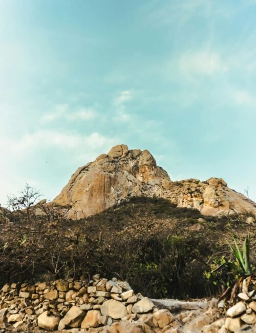 Panorámica del monolito de la Peña de Bernal en Querétaro.