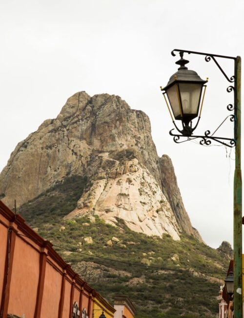 Vista cenital de la Peña de Bernal en Querétaro, México.