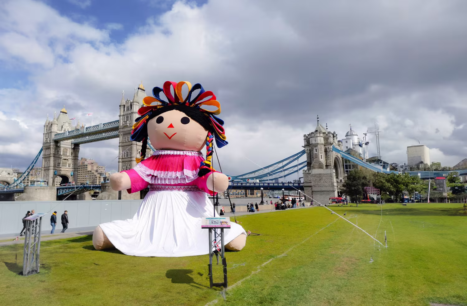 Muñeca Lele Gigante de 6 Metros en Londres Muñeca Lele gigante de 6 metros en Londres como símbolo de la cultura mexicana.