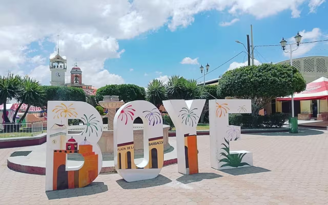 Letras decorativas de El Boyé en Cadereyta de Montes, Querétaro, con fondo de la plaza y el reloj. Conocido por la Feria de la Barbacoa y el Pulque.