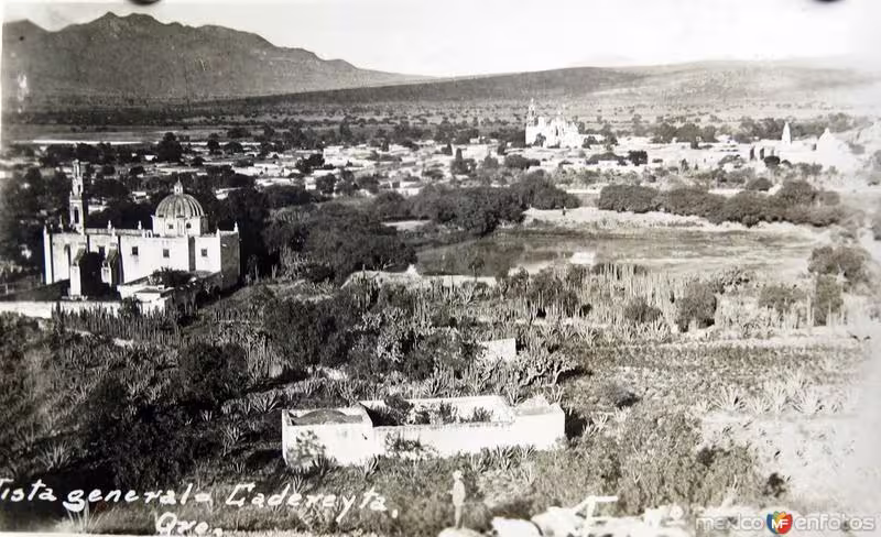 Vista general de Cadereyta de Montes, Querétaro en blanco y negro, mostrando el paisaje, iglesia y arquitectura colonial del pueblo.