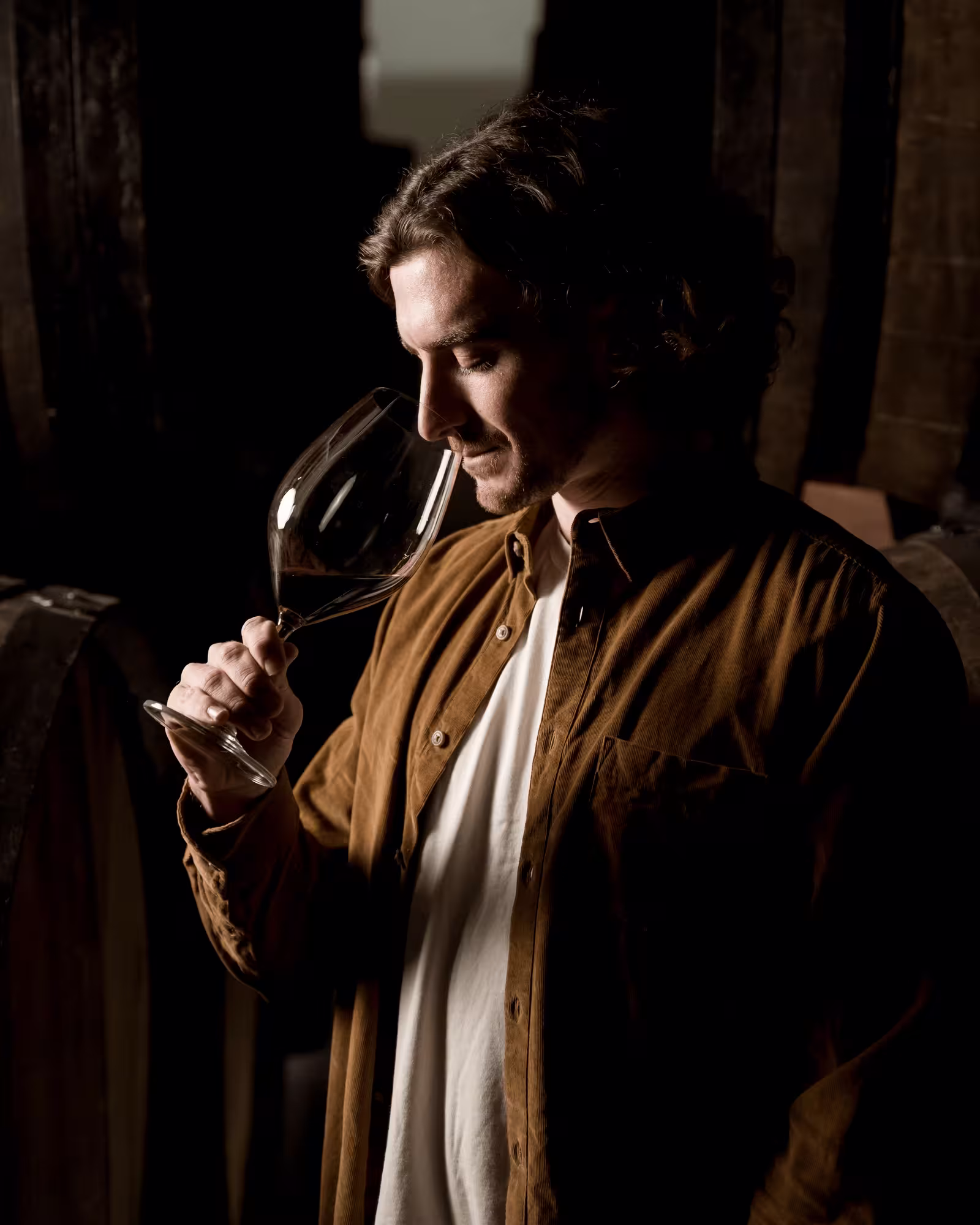 Cata de vino Malbec en la bodega con barricas de Viñedo Puerta del Lobo, Querétaro.