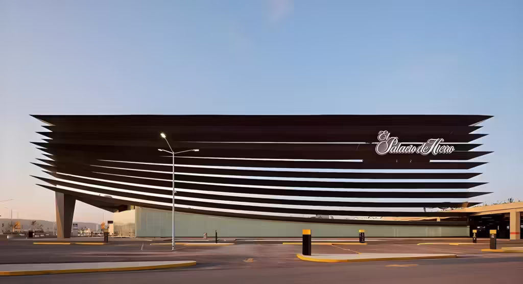 Fachada del centro comercial Antea LifeStyle Center en Querétaro – destino de lujo y estilo de vida