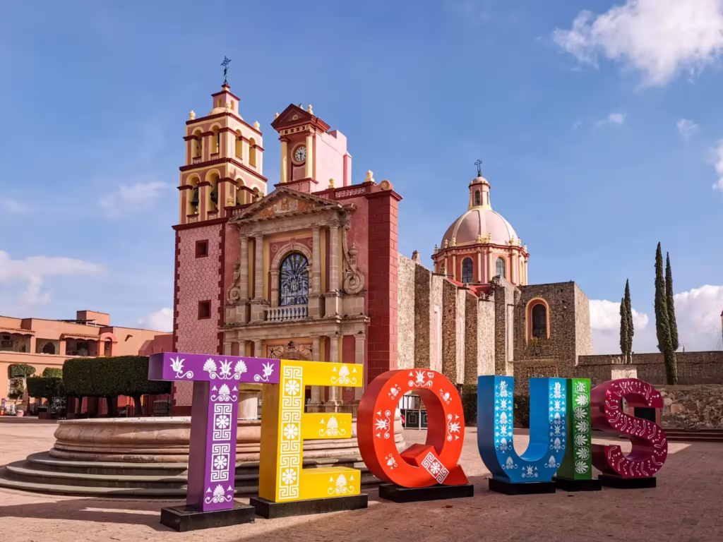 Tequisquiapan Querétaro | Letras Gigantes Frente a su Iglesia Emblemática Letras gigantes de colores que dicen “Tequisquiapan” frente a la iglesia parroquial en el centro histórico de Querétaro