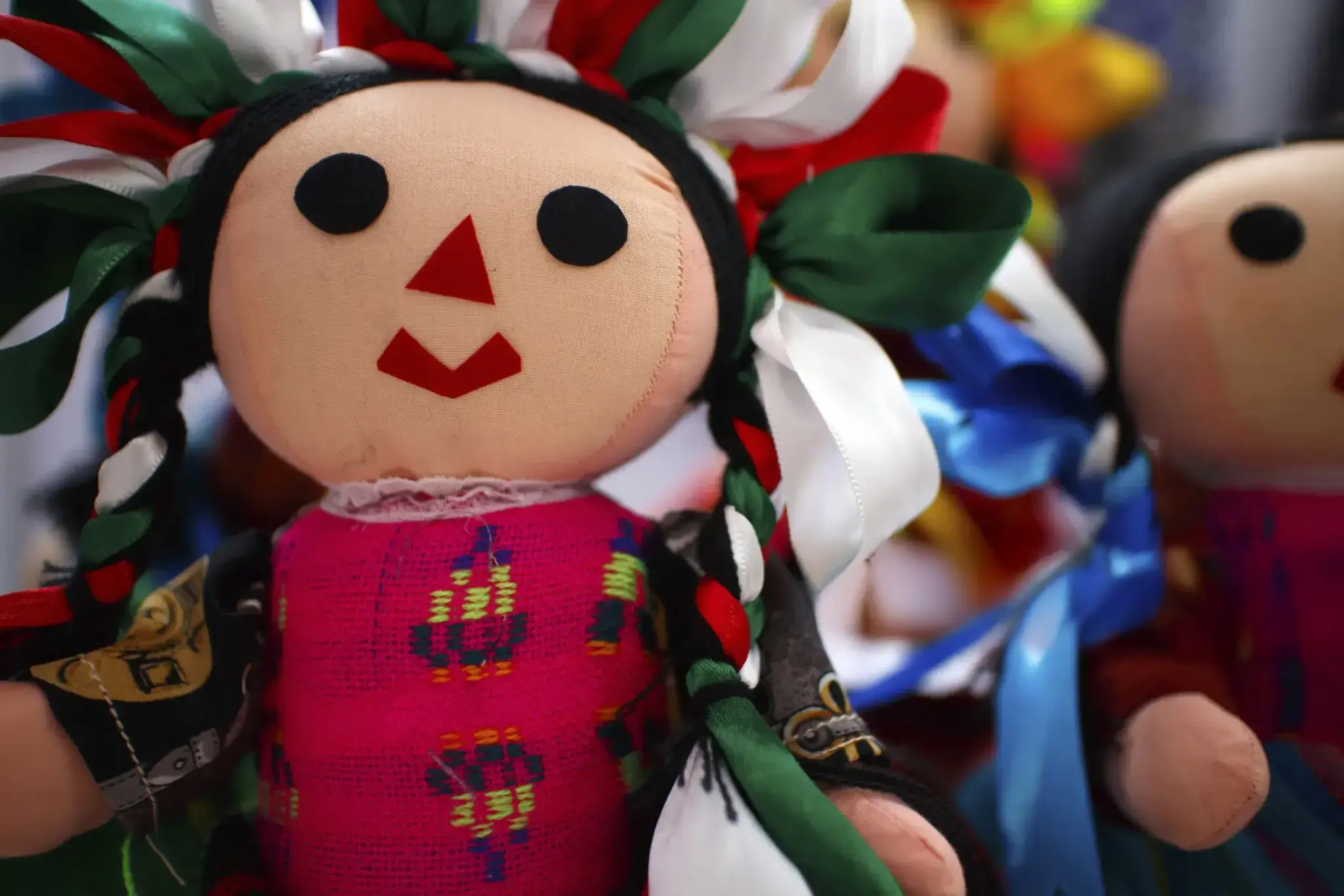 Lele x2: La amistad también se borda a mano en el corazón de Querétaro Pareja de muñecas Lele en mercado de Querétaro – símbolo otomí de amistad, color y cultura femenina artesanal