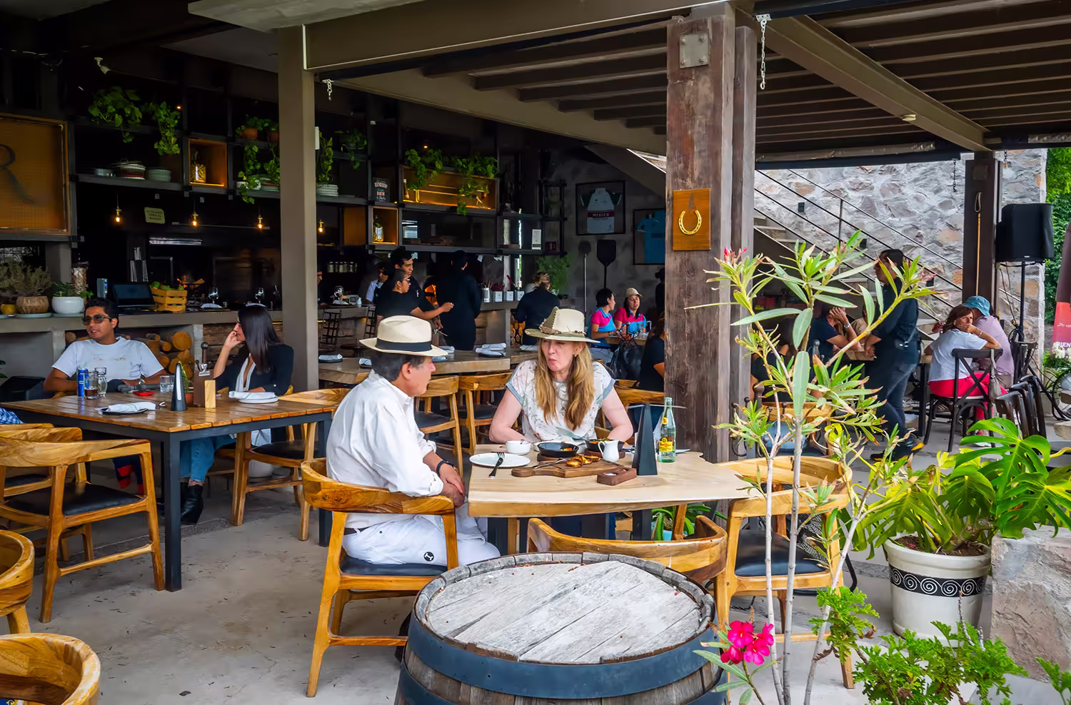 Restaurante en Viñedos del Polo, Querétaro | Gastronomía y Experiencia de Lujo Restaurante y bar en Viñedos del Polo, Querétaro, con gastronomía exclusiva y ambiente de lujo.