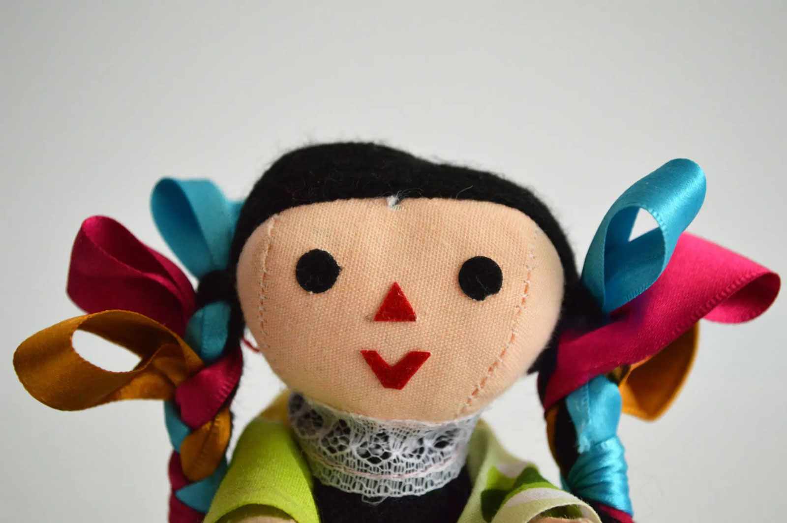 Muñeca Artesanal Mexicana – Tradición y Cultura Viva Muñeca tradicional mexicana hecha a mano con trajes típicos bordados