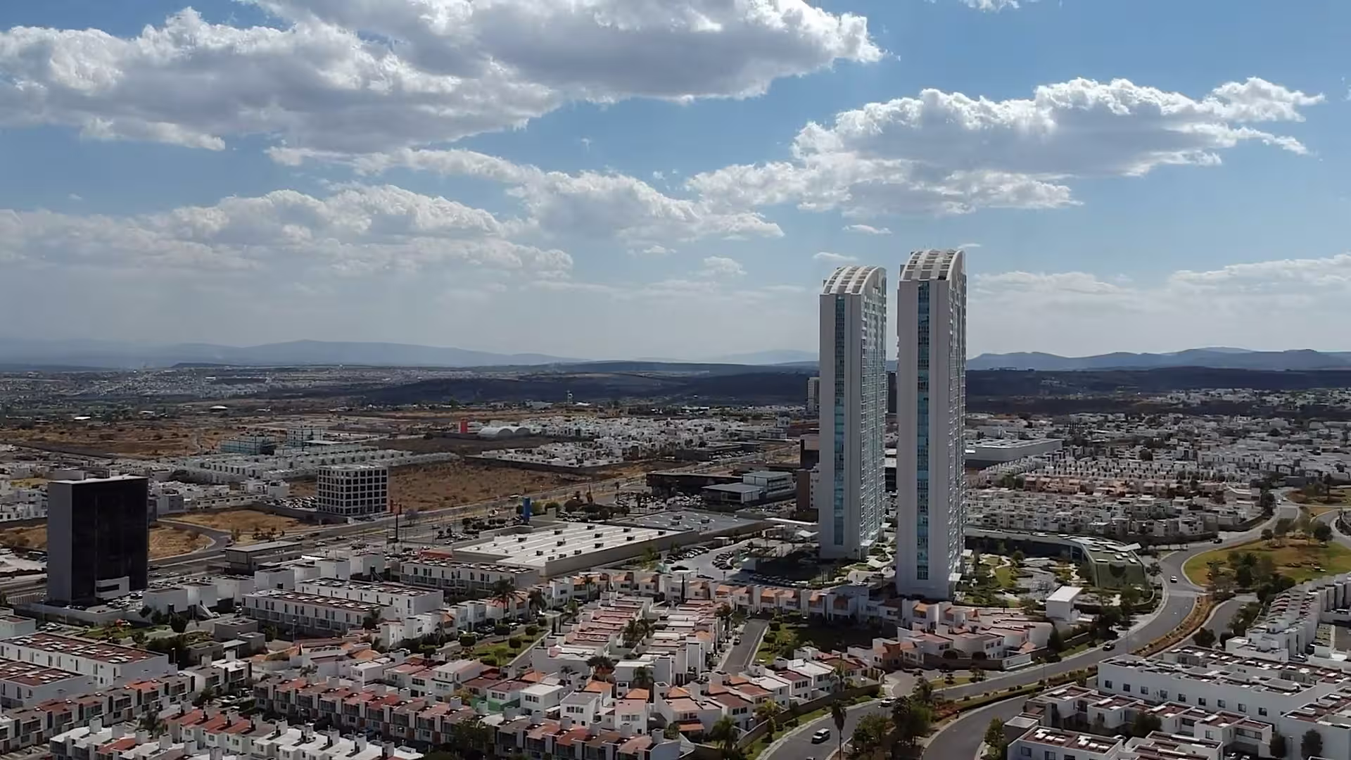 Skyline de Juriquilla Santa Fe en Querétaro al atardecer, con torres modernas que definen el nuevo lujo urbano en el Bajío