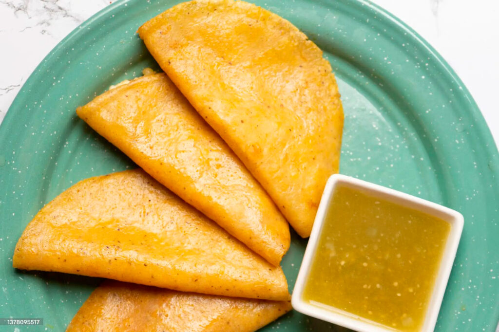 Deliciosos Tacos de Canasta Variados Listos para Servir Primer plano de una canasta tradicional mexicana llena de tacos de canasta recién hechos, mostrando diferentes rellenos y listos para ser disfrutados. Se aprecian los detalles de la textura de los tacos y el vapor que aún desprenden.