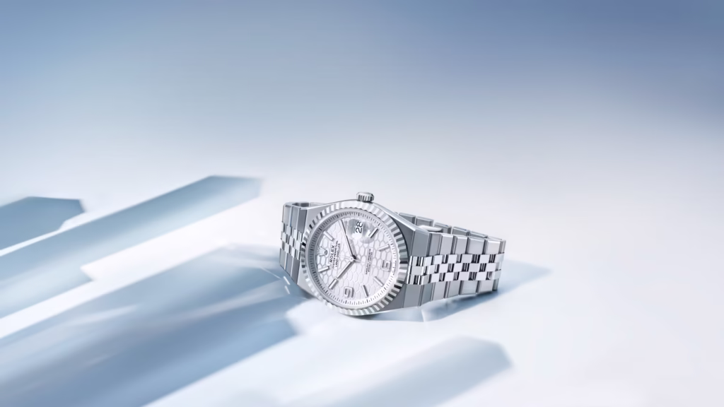 Rolex Land-Dweller 2025 con brazalete integrado Jubilee plano y esfera blanca con motivo panal, el nuevo hito de la relojería de lujo.